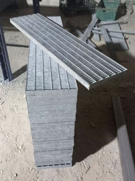 Vând trepte zincate galvanizate