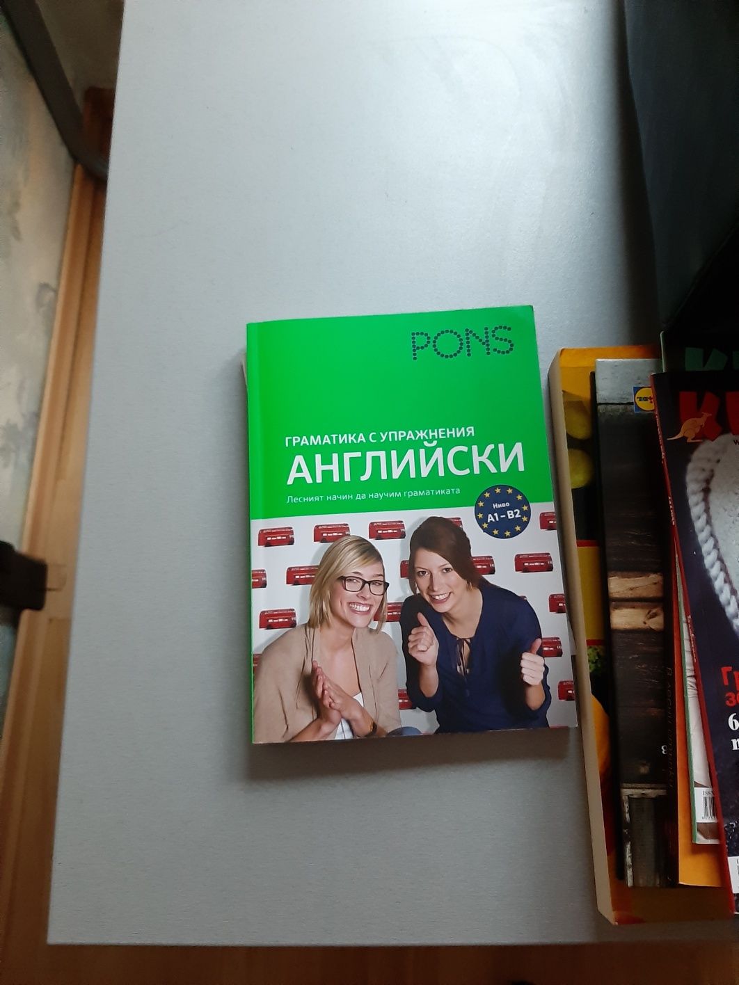 Малко бюро бяло и сиво