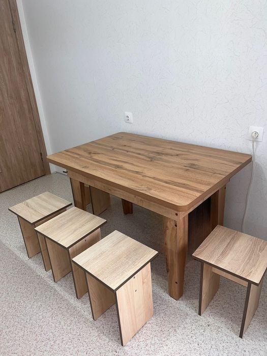 Кухонный стол с 5 табуретками