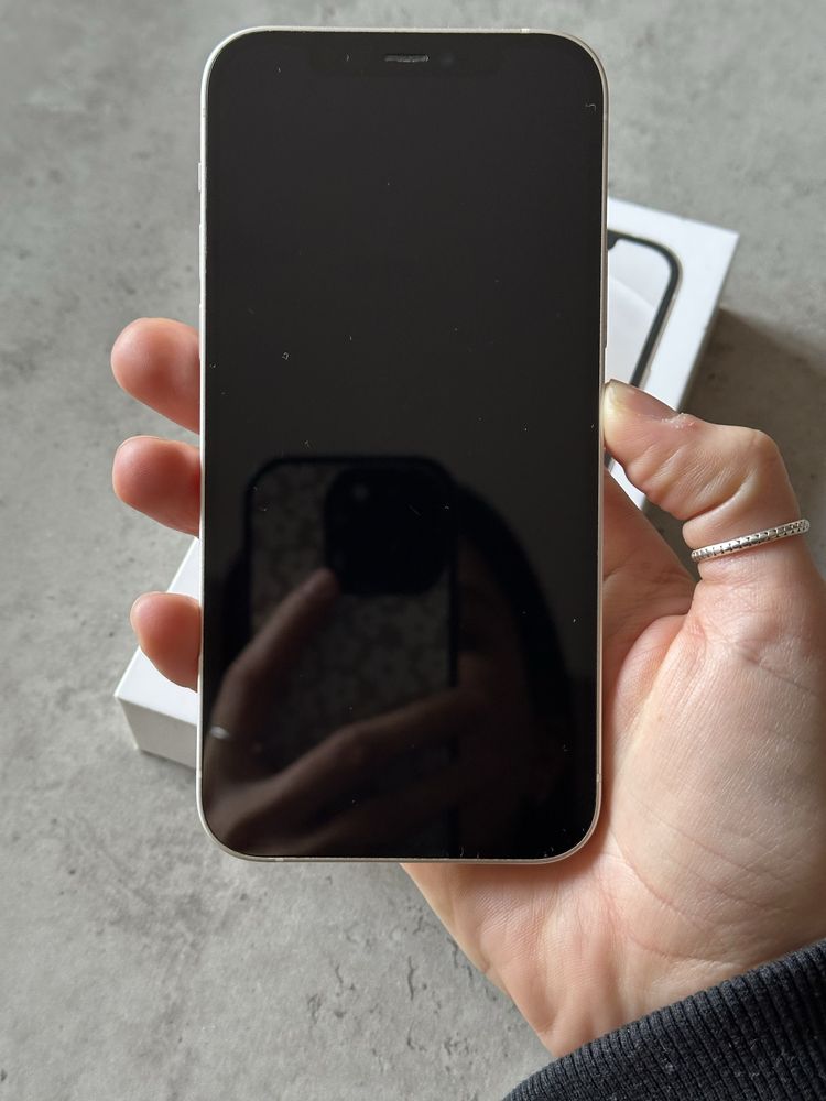 I phone 12 - 64 gb - бял