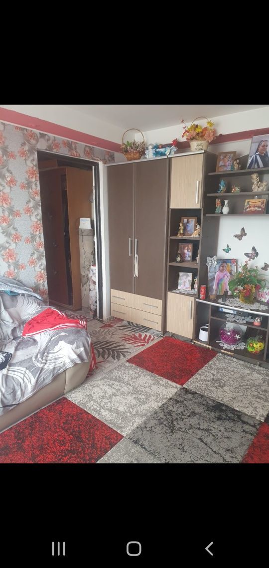 Vând apartament cu 4 camere