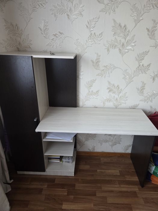 Продам стол с полками