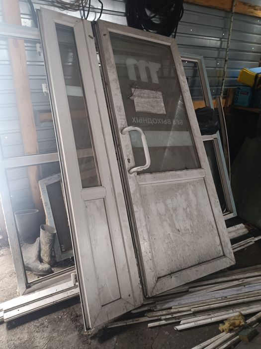 Двери пластиковые со стеклом .