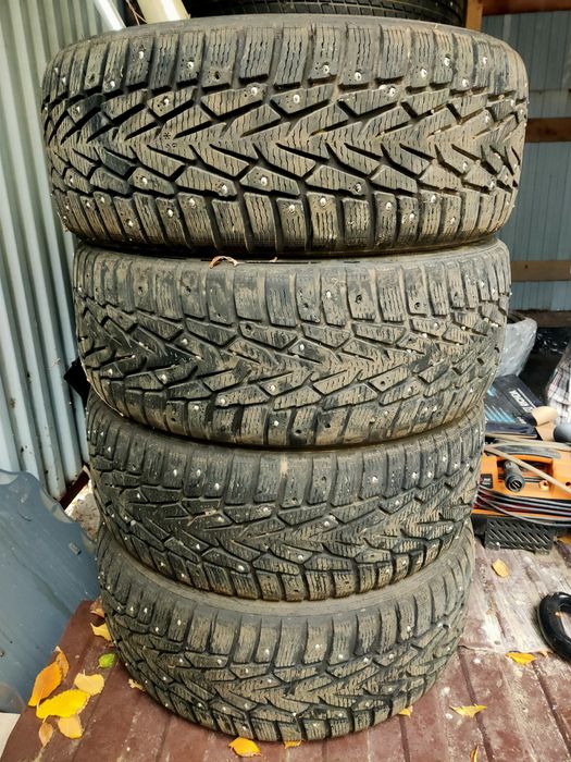 Продаются зимние шипованные шины
