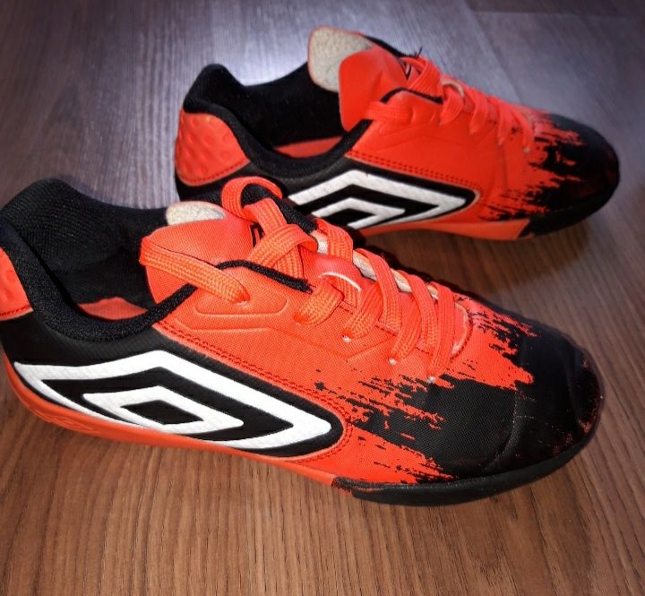 Детски спортни футболни обувки Umbro 33ти номер