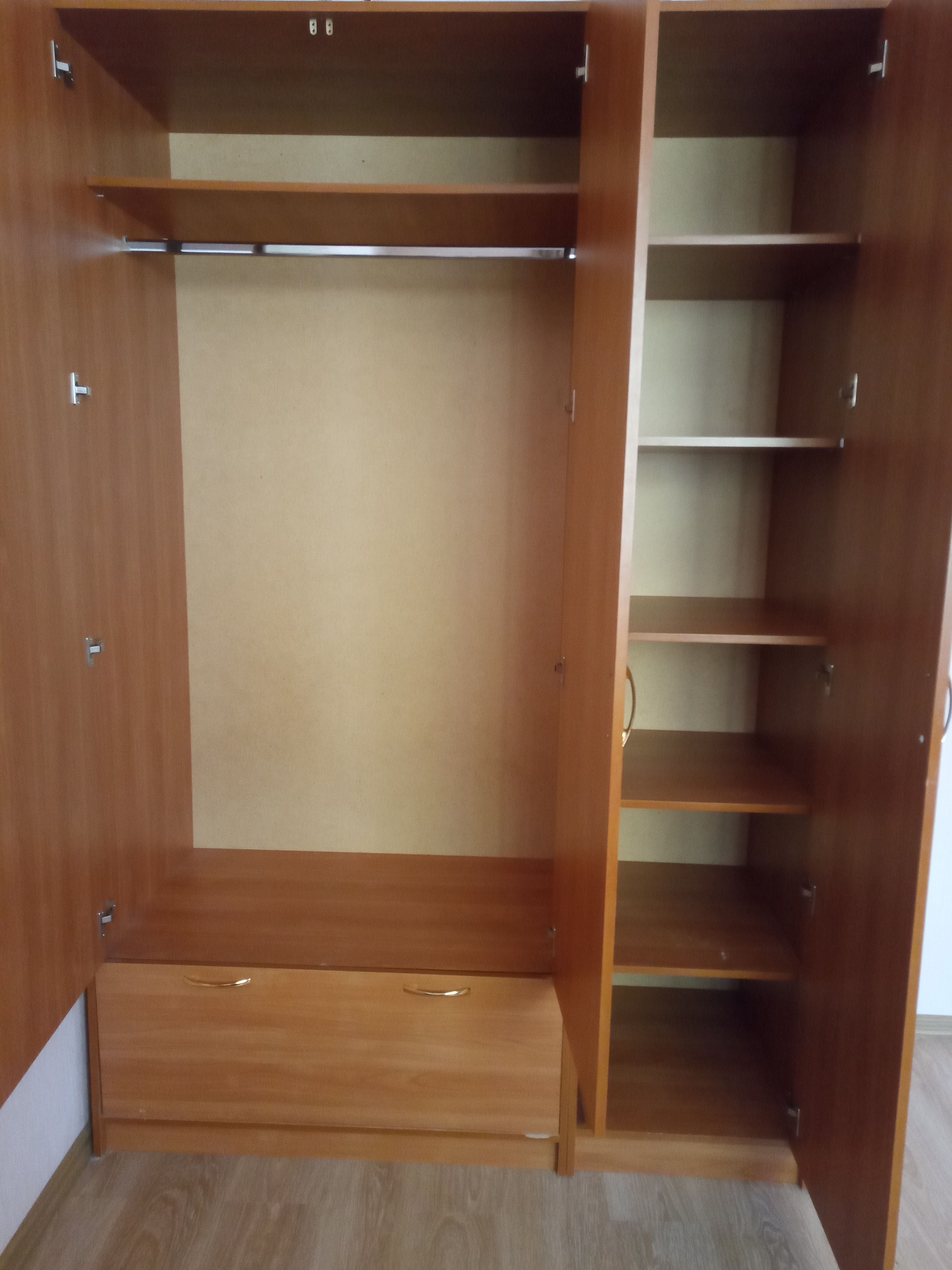 Продам платяной шкаф в отличном состоянии
