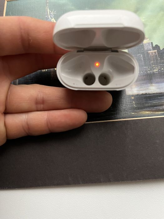 Кейс для наушников продам оригинал на айфон.