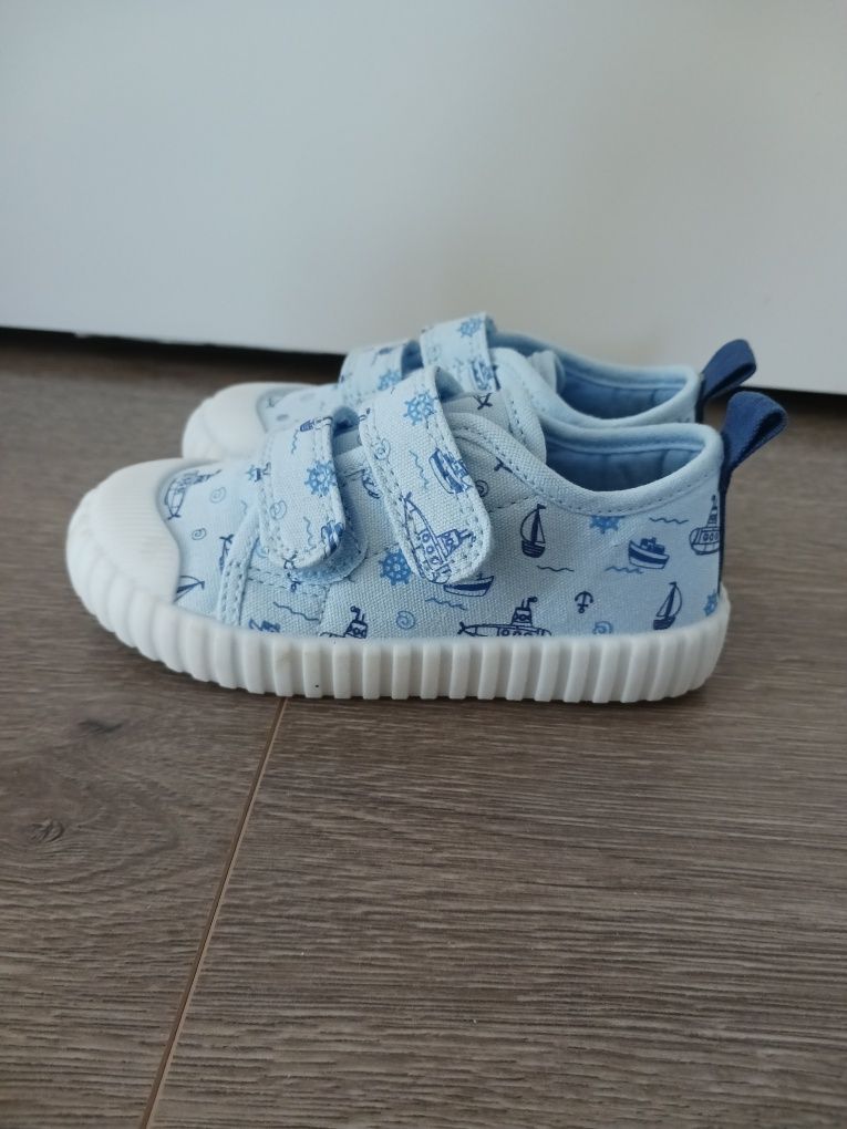 Papuci/ tenesi baiat 24 noi