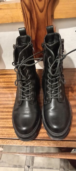 Дамски ботуши с цип.