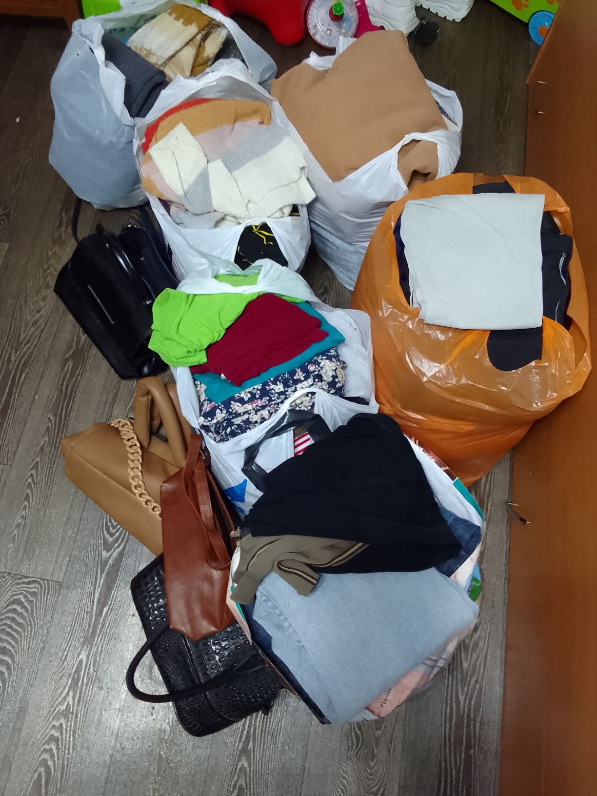 Женские разные с42до 48р,детские мальчику5,6лет и девочкам 3,5,8лет