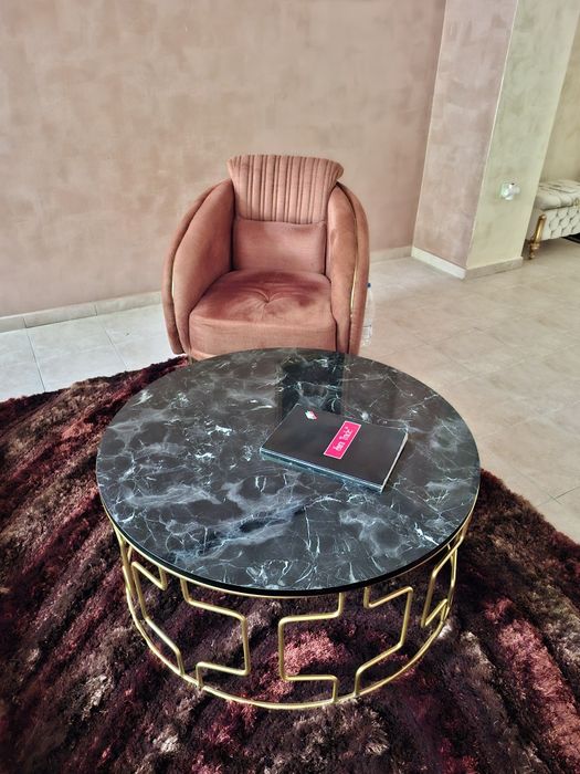 Нова масивна маса за кафе .Сава и за хол. Много красива и масивна.