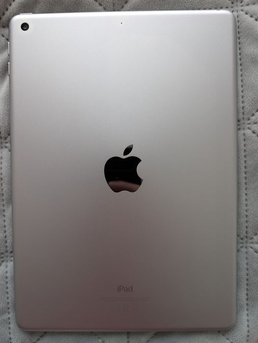 iPad (6th generation) - WiFi 
Памет - 32 GB, RAM - 2GB 
Екран -