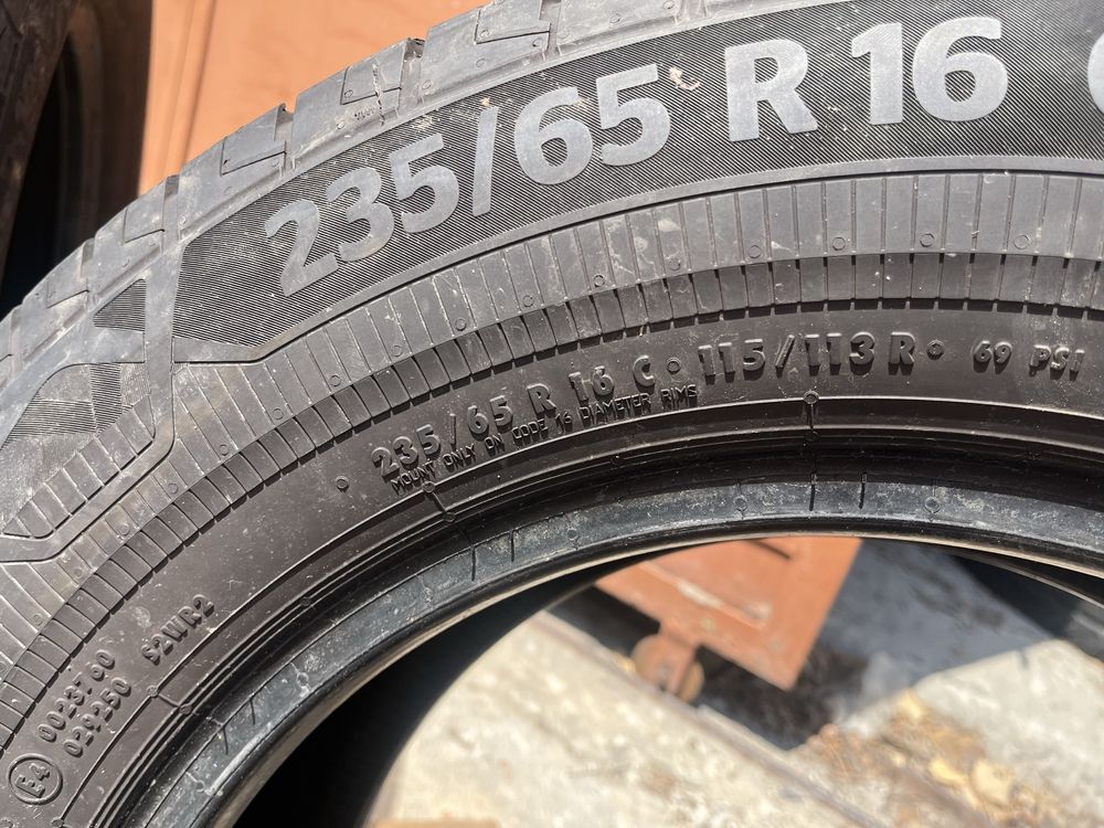 2 бр. летни гуми за бус 235/65/16C Continental DOT 4920/2119 6-6,5 mm