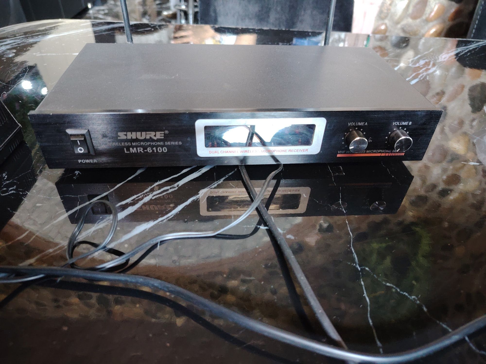 Продаётсяприёмник беспроводной микрофонной системы Shure LMR-6100.