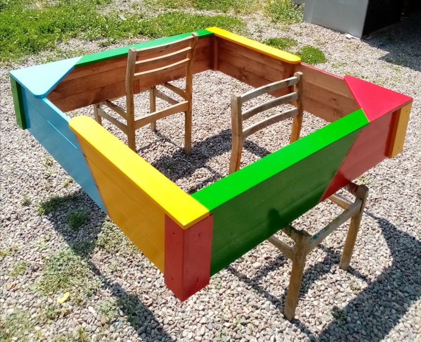 Песочница из натурального дерева.