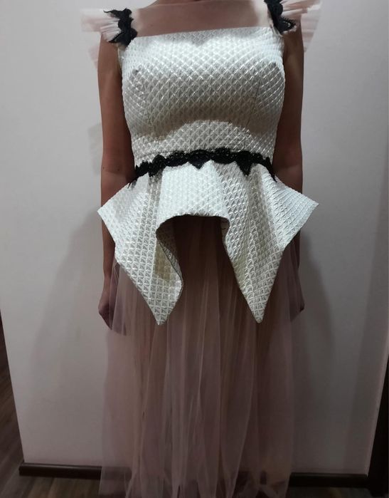 Bust alb din dantela  si  fusta voal roz prafuit ..