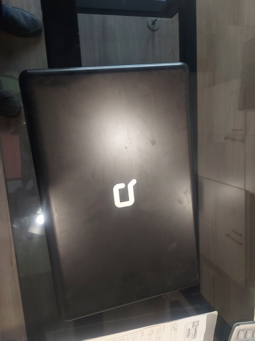 Laptop compaque  15"      i3  4 giga  ram