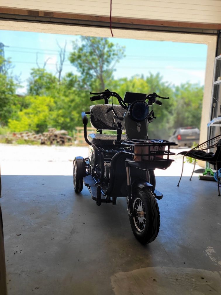 скутер макси електрическа триколка