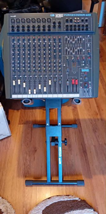 Vând mixer activ 2x300W, 10 canale marca Soundcraft Spirit