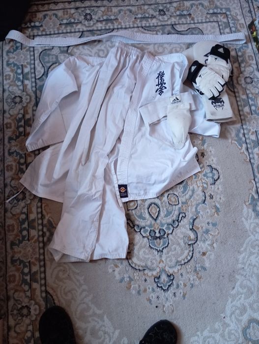 Продам кимано,перчатки,защита паха,шитки