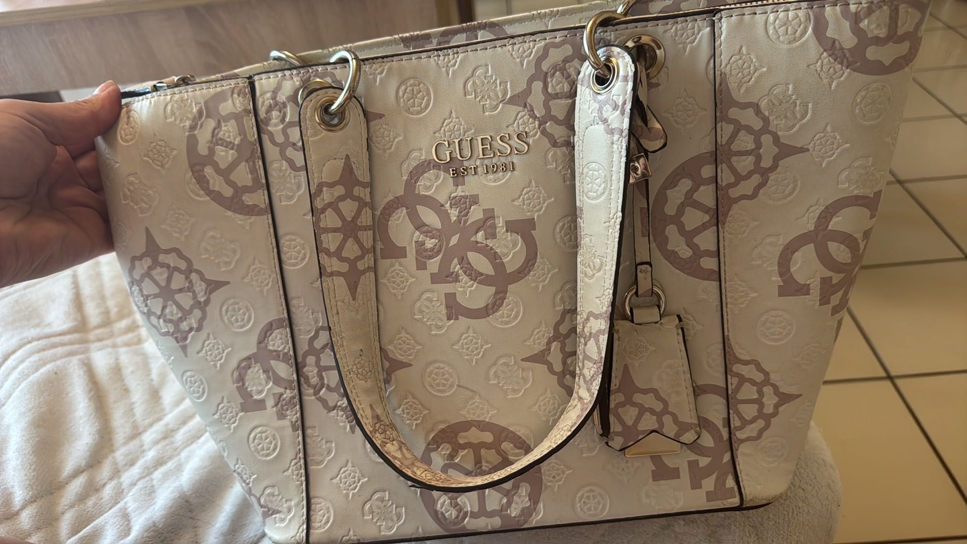 Оригиналнa чанта Guess