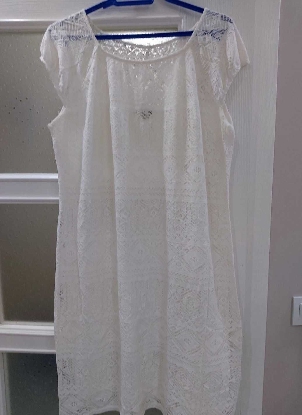 Бяла дантелена рокля