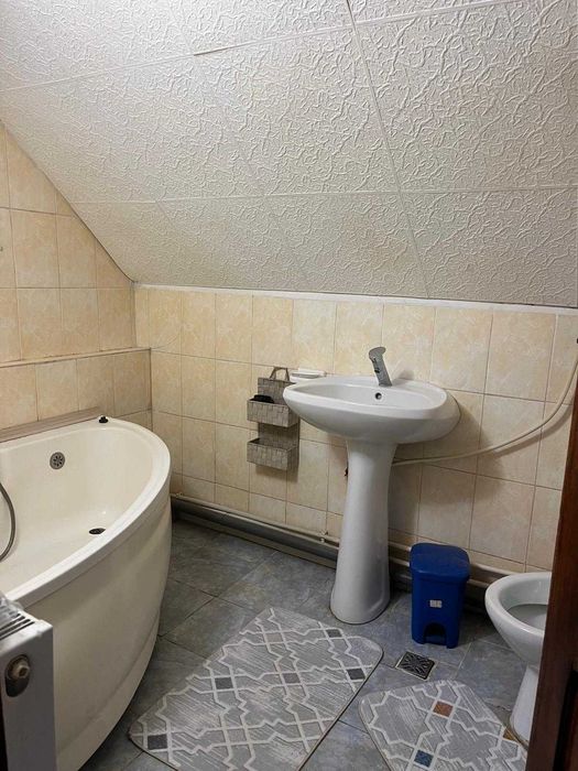 de inchiriat trei camere, casuta P+M, curte si parcare proprie