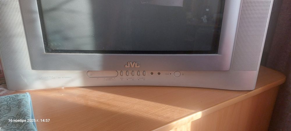 Телевизор и диван