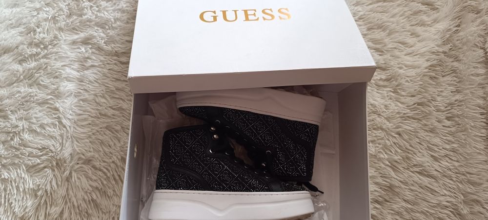 Чисто нови Guess