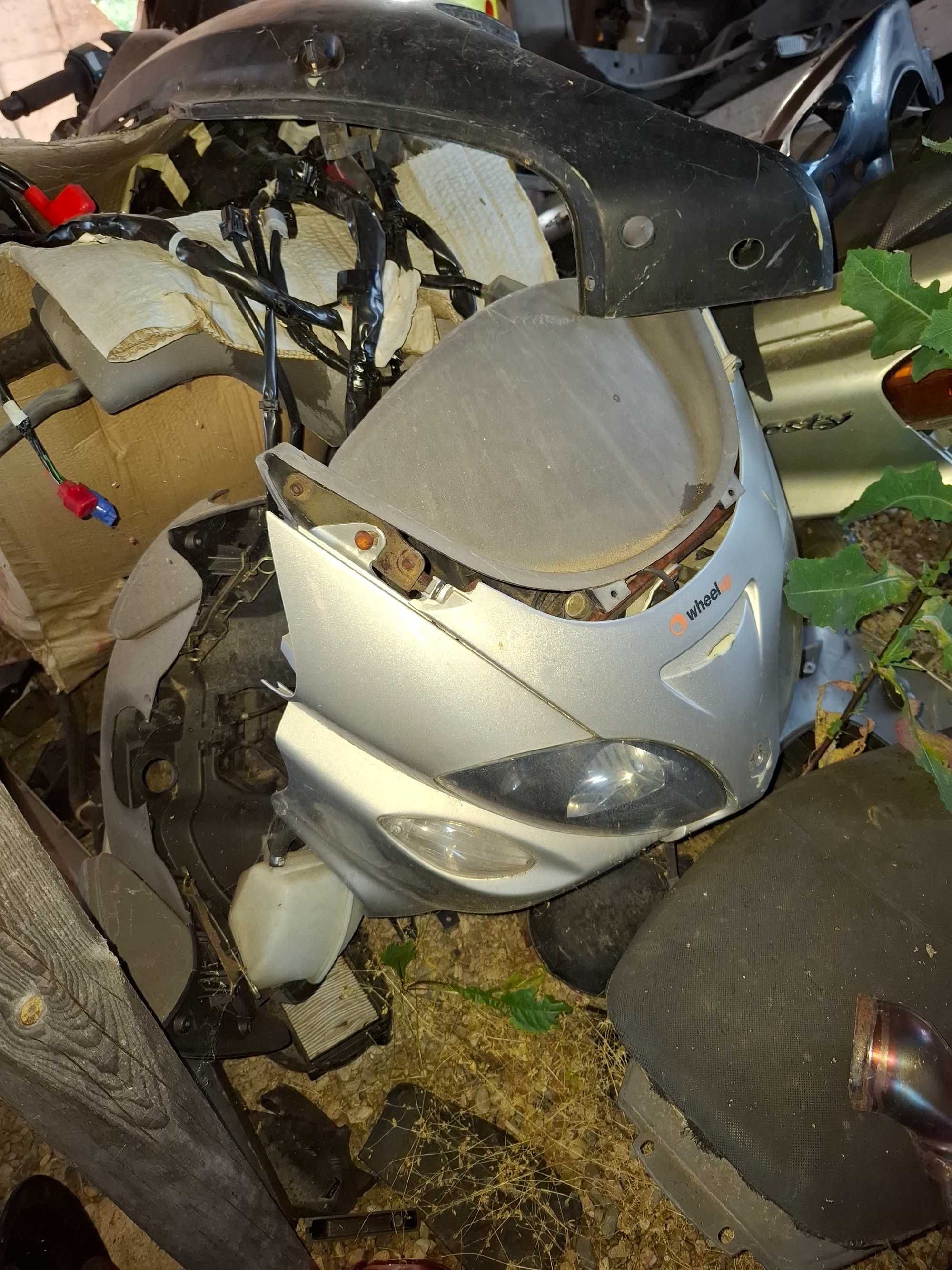 продавам piaggio x9 180 200 на части