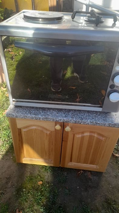 Продавам готварска печка Дипломат с газова фурна.