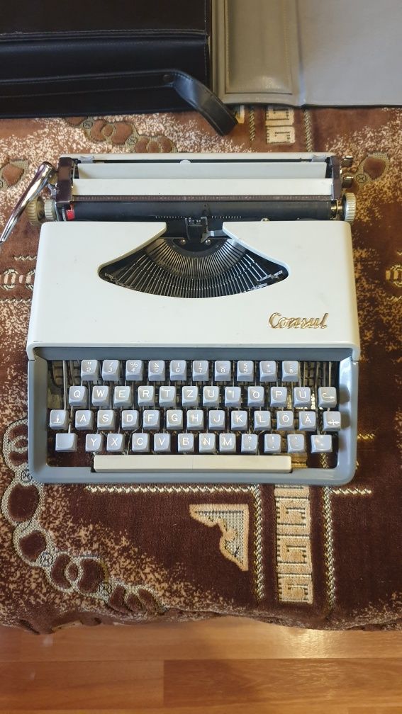 Mașină de scris vintage Consul