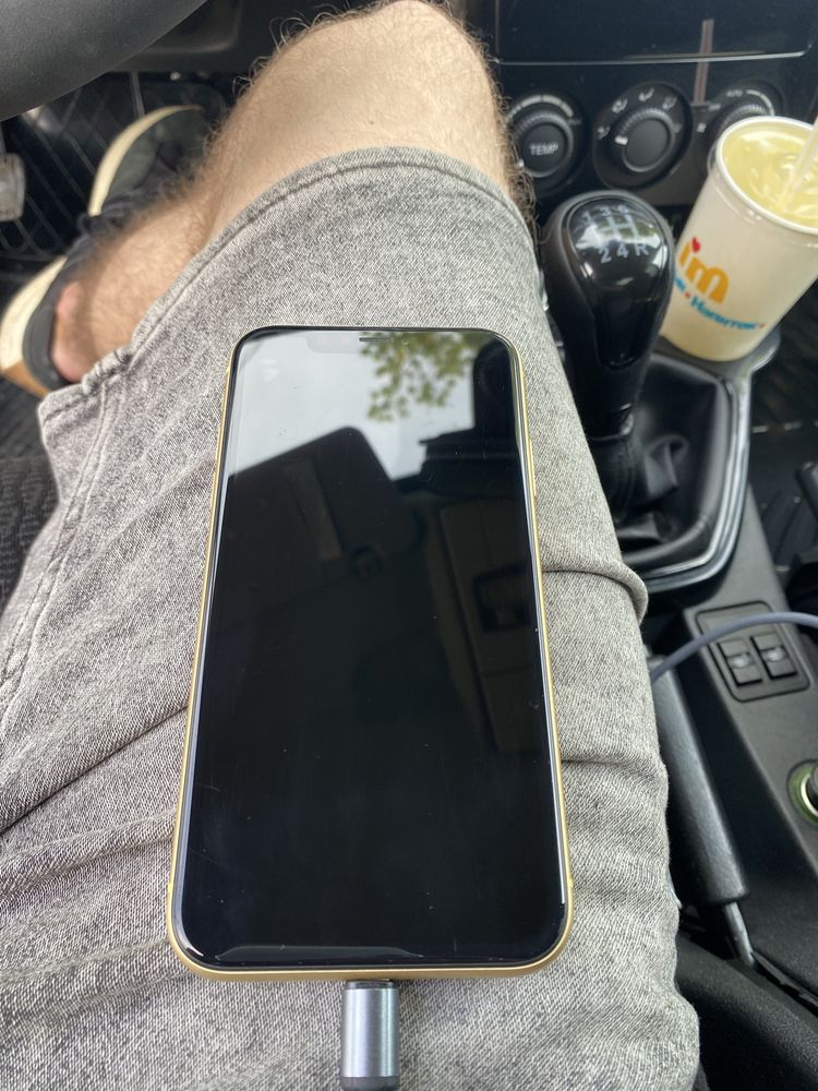 Продам айфон хр iphone XR