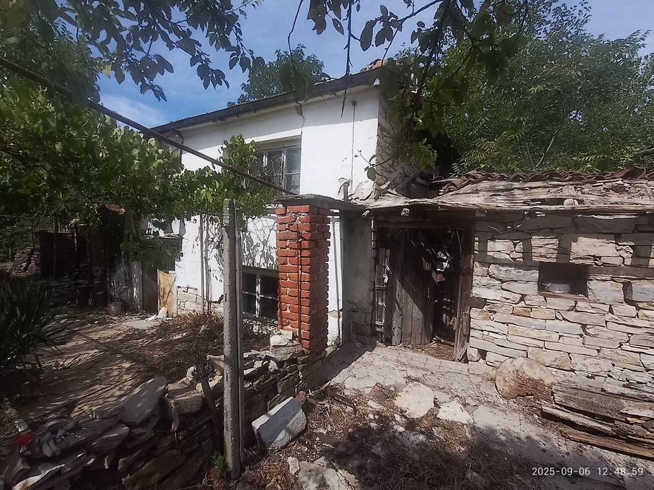 Продавам дялан камък за суха зидария