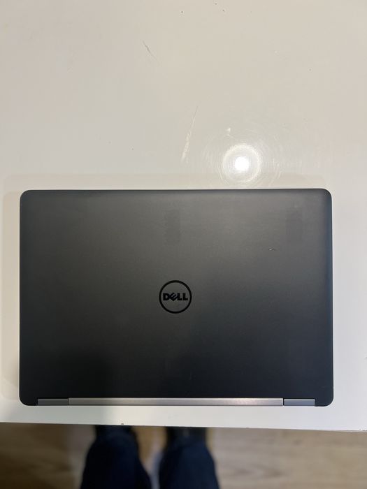 Laptop Dell Latitude E7470 – Eleganță și Performanță