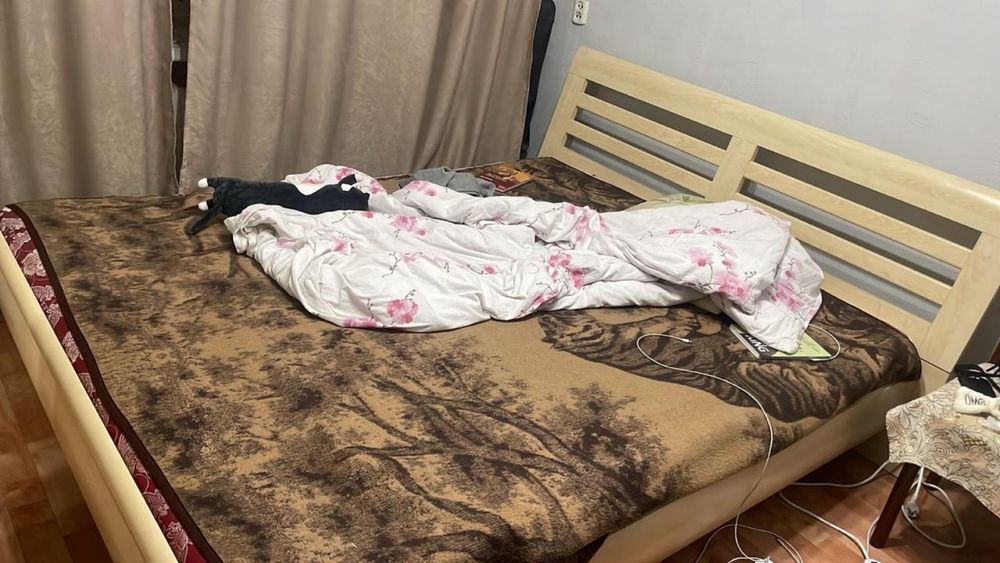 Продам кровать с матрасом 2х1.60см