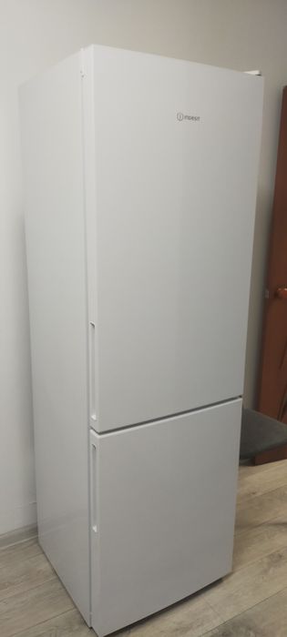 Холодильник indesit