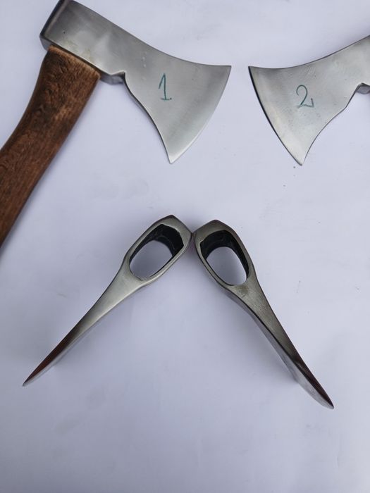 Topoare din foi de arc forjate manual