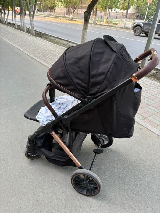 Продаю прогулочную детскую коляску