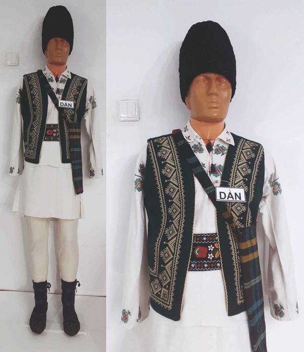 Manechine decorative traditionale imbracate in costume populare