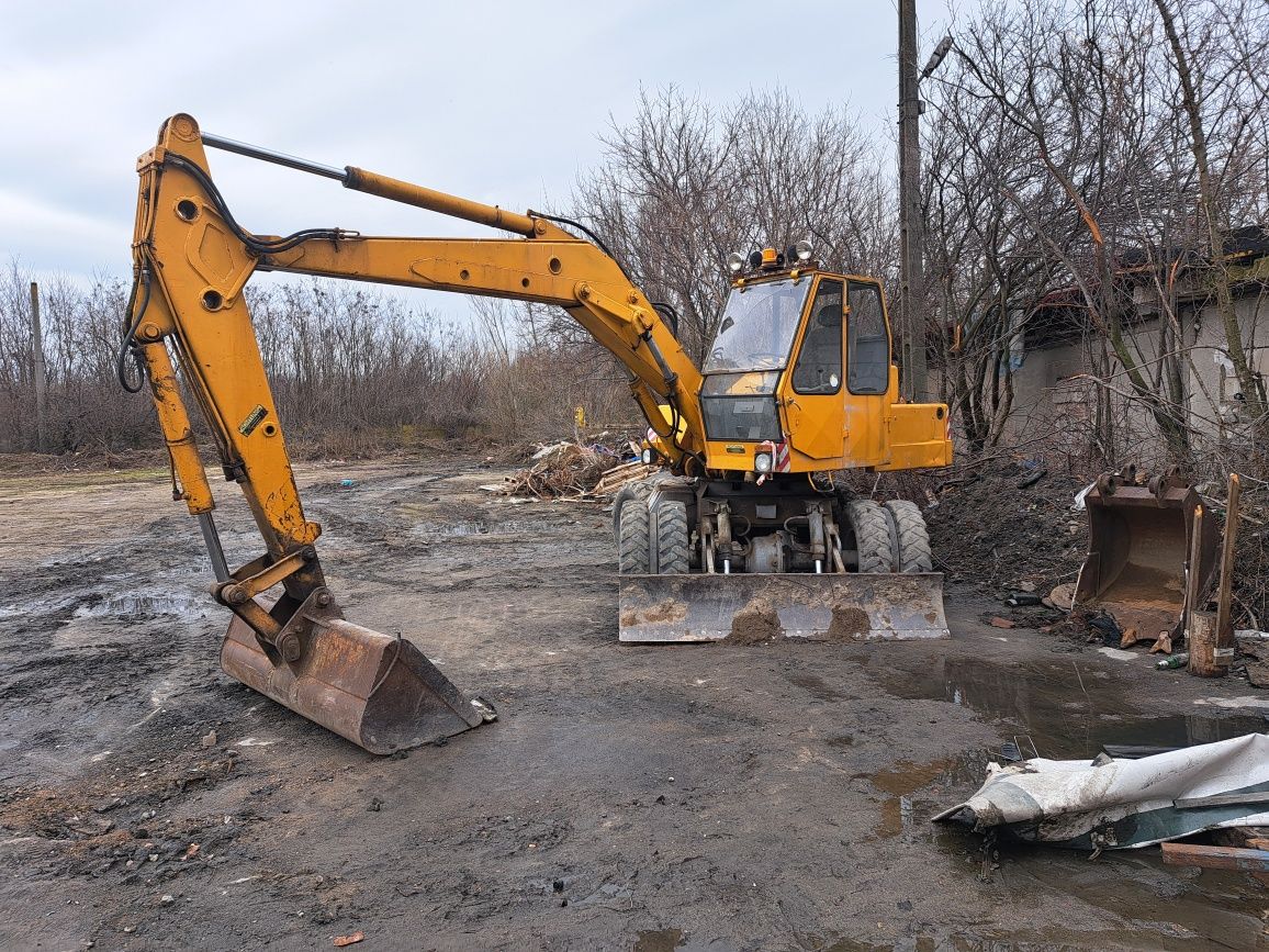 Excavator pe roti