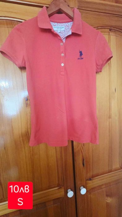 Коралова тениска с яка и копчета – стилна и удобна