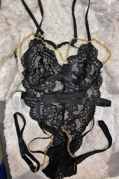 Body sexy cu lanturi aurii si portjartier detasabil