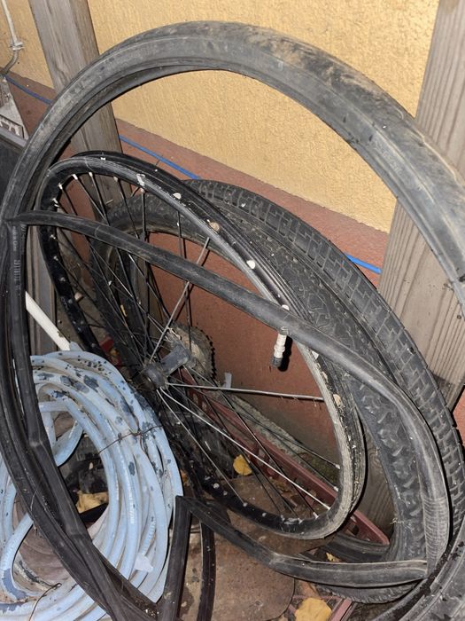 Bicicleta cu piese bune. De restaurat sau pentru piese.