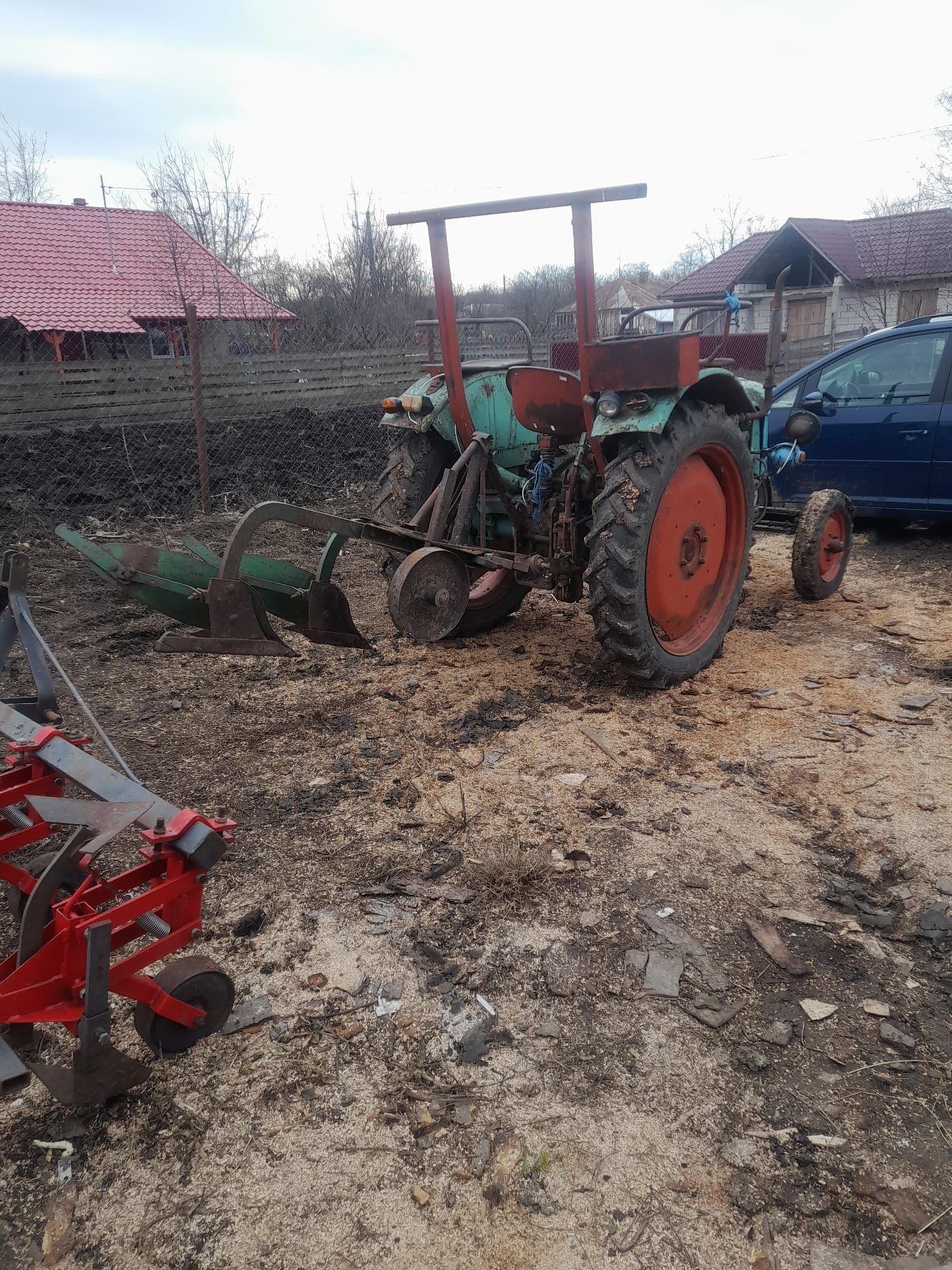 Vând tractor DEUTZ , Cu plug și prasitoare