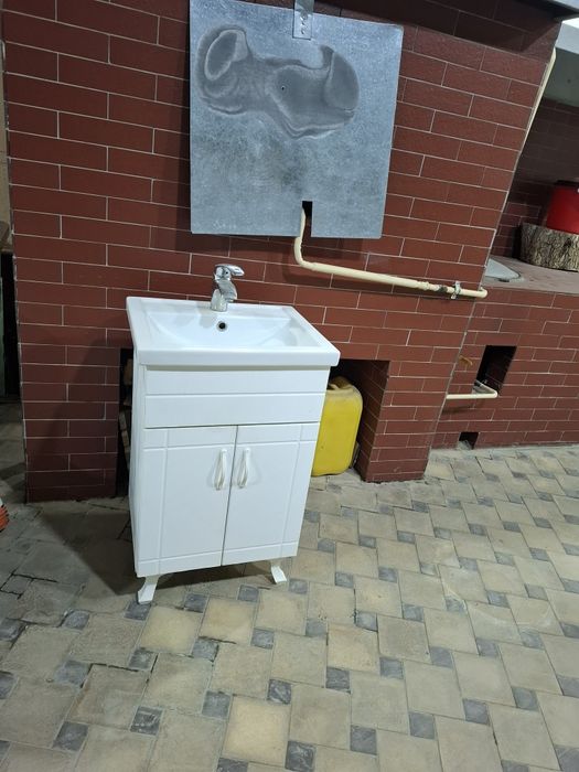 Унитаз  Rosa комплект азгина ишлаган холати янгидай. Раквина тумбочка