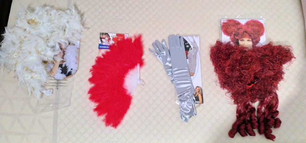 Vand peruca si recuzita carnaval