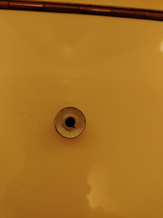 Шпулька от ручной швейной машины