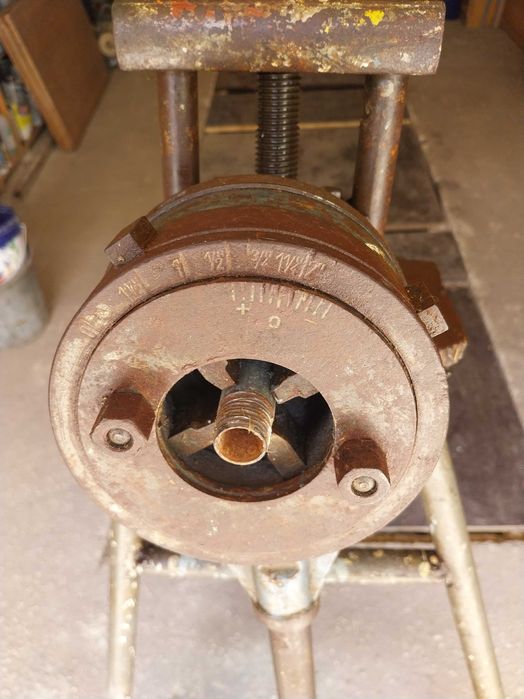 Тринога за резби