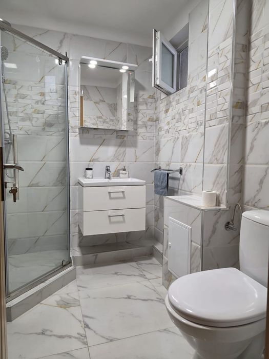 Inchiriez apartament 3 camere,2 bai, central, B.dul Grivitei, Brasov